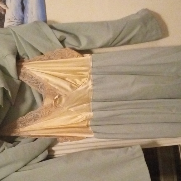 Beautiful Green DRESS - Picture 4 of 4